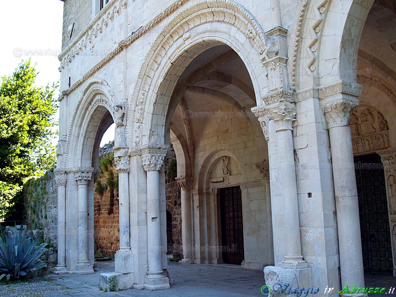 17-P6140589+.jpg - 17-P6140589+.jpg - Il celebre "portico di Leonate" (XII sec.) dell'antica e storica abbazia di S. Clemente a Casauria (IX sec.).